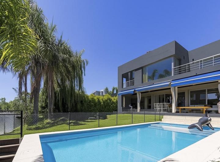 Casa · 340m² · 4 Dormitorios · 4 Cocheras