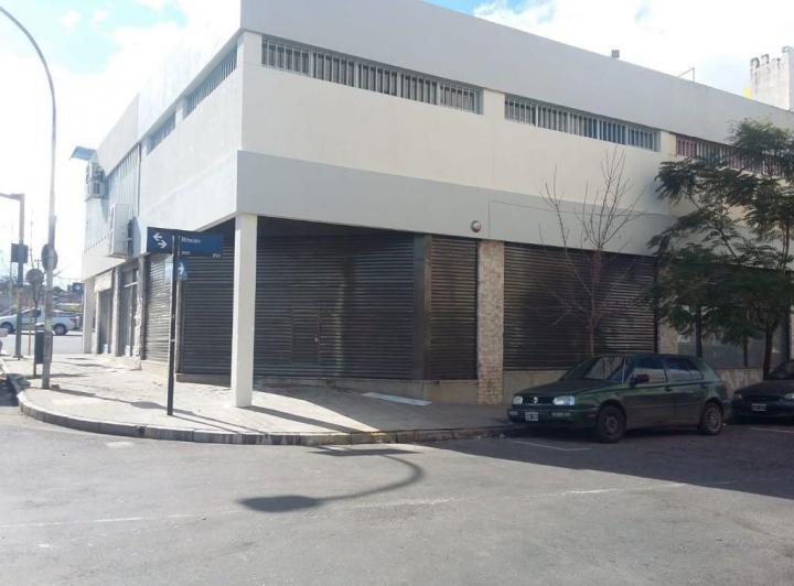 Local comercial · 180m²