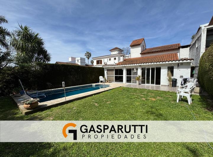 Casa · 180m² · 5 Ambientes · 4 Cocheras