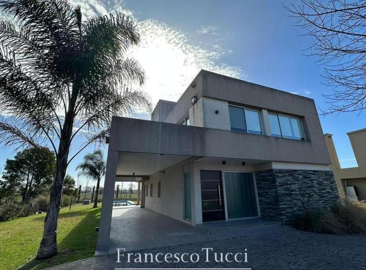 Casa · 240m² · 4 Ambientes · 2 Cocheras