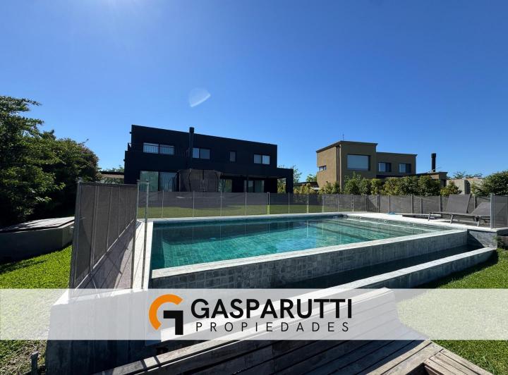 Casa · 257m² · 5 Ambientes · 2 Cocheras