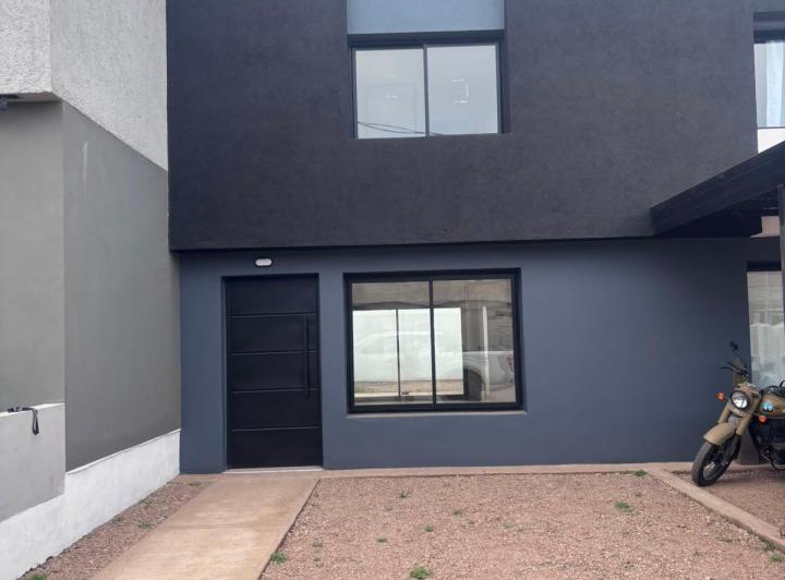 Casa · 90m² · 5 Ambientes · 1 Cochera