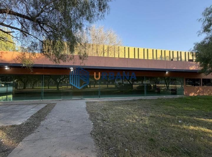 Local comercial · 216m² · 1 Ambiente · 5 Cocheras