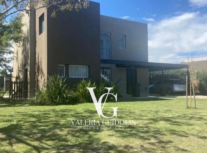 Casa · 200m² · 5 Ambientes · 2 Cocheras