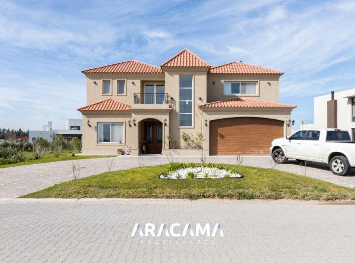 Casa · 381m² · 5 Ambientes · 1 Cochera