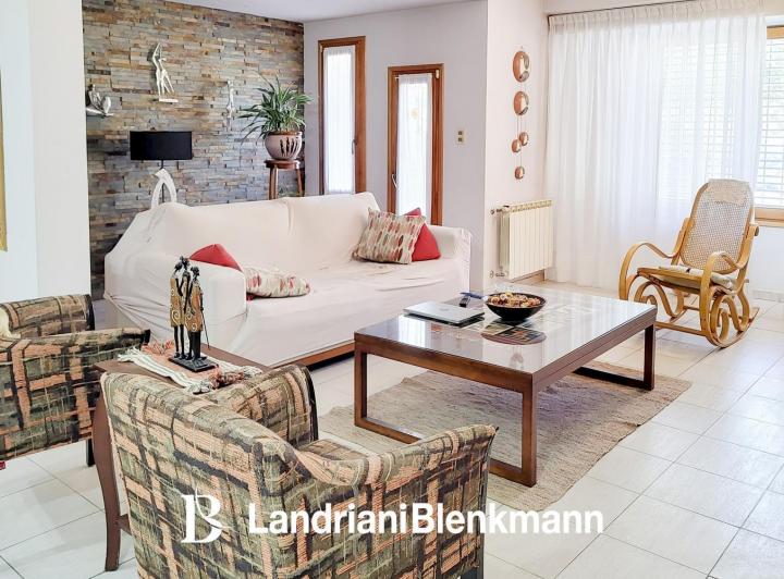Casa · 272m² · 4 Ambientes · 1 Cochera