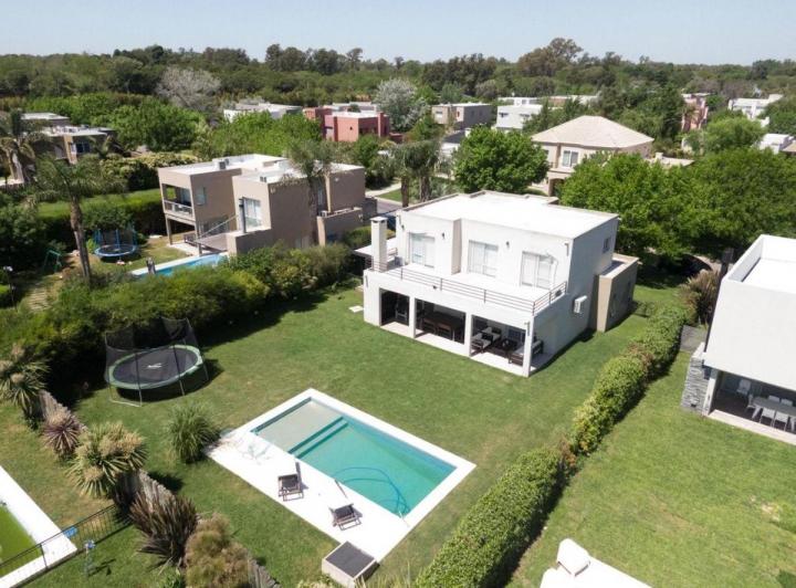 Casa · 173m² · 5 Ambientes · 2 Cocheras