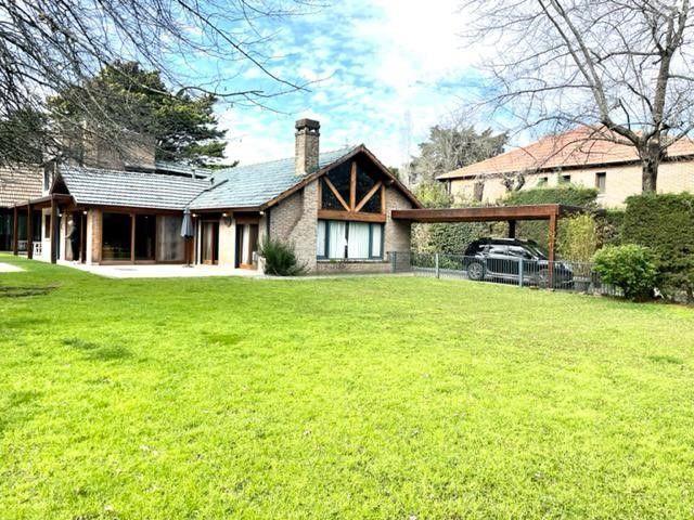 Casa · 340m² · 6 Ambientes · 2 Cocheras