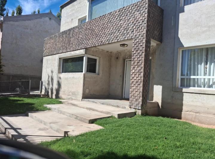 Casa · 200m² · 4 Ambientes · 2 Cocheras