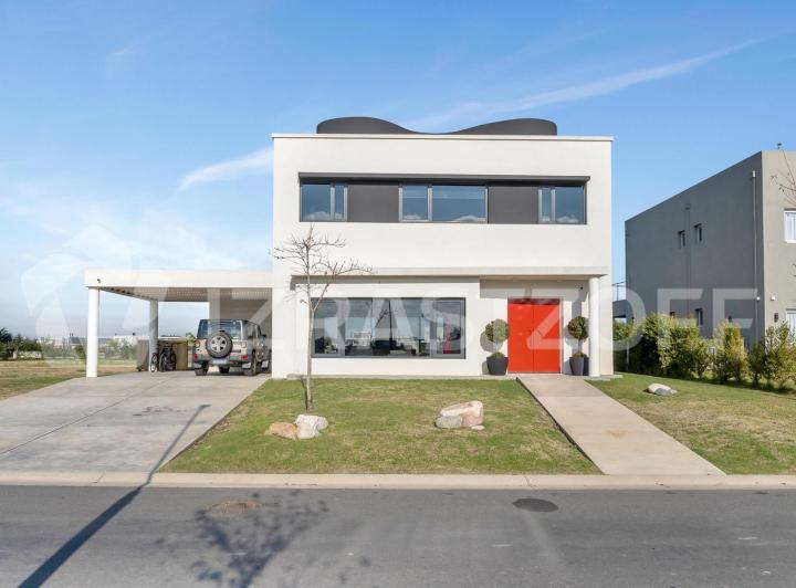Casa · 245m² · 7 Ambientes · 4 Cocheras