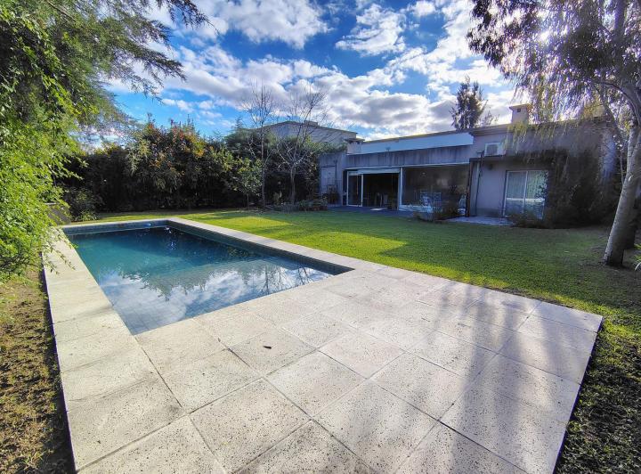 Casa · 200m² · 5 Ambientes · 3 Cocheras