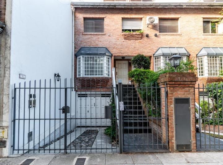 Casa · 230m² · 6 Ambientes · 3 Cocheras