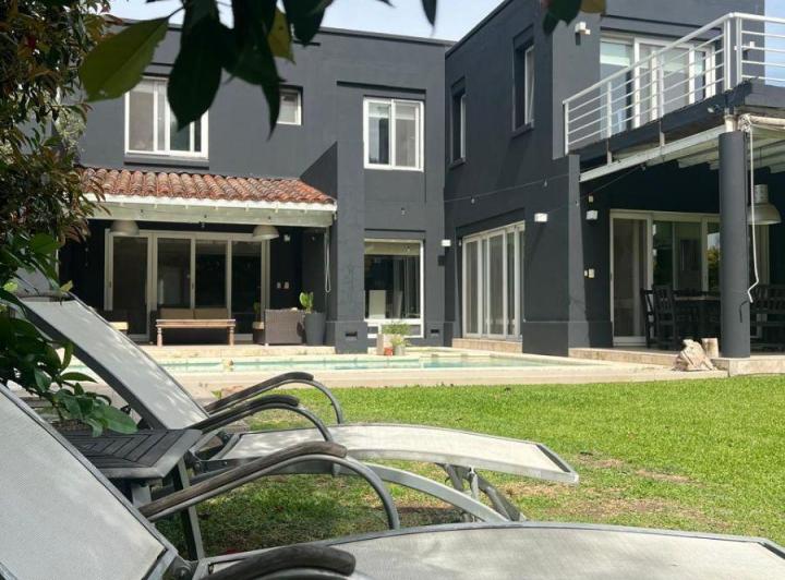 Casa · 390m² · 7 Ambientes · 2 Cocheras