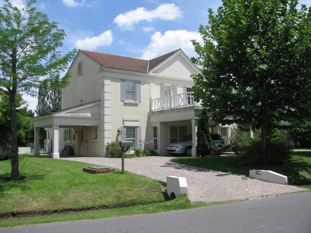Casa · 300m² · 6 Ambientes · 1 Cochera