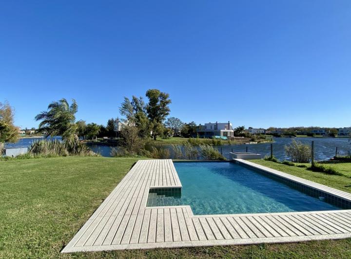 Casa · 225m² · 6 Ambientes · 2 Cocheras
