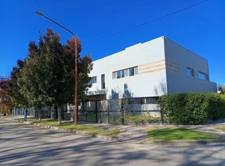 Casa · 450m² · 6 Ambientes · 2 Cocheras