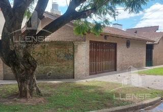 Casa · 140m² · 3 Ambientes · 2 Cocheras
