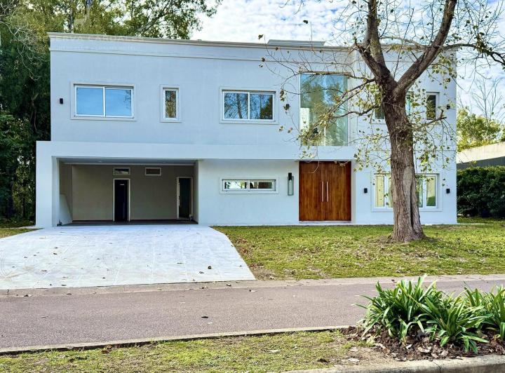 Casa · 280m² · 5 Ambientes · 2 Cocheras