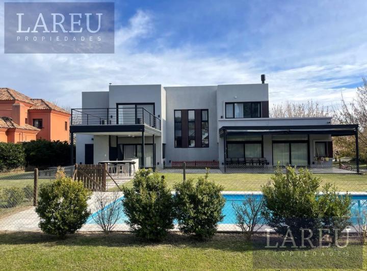 Casa · 271m² · 4 Ambientes · 2 Cocheras
