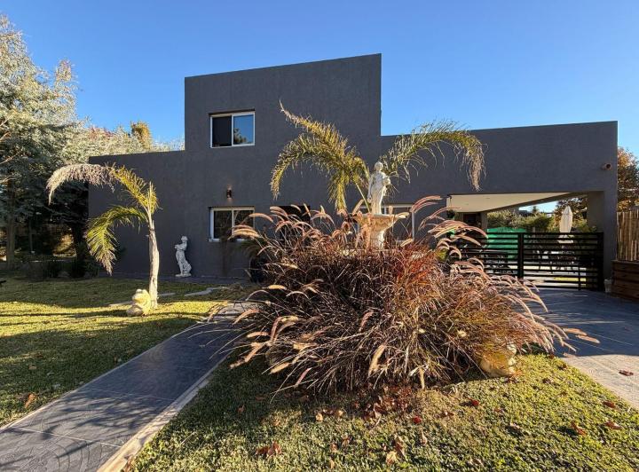 Casa · 102m² · 4 Ambientes · 1 Cochera