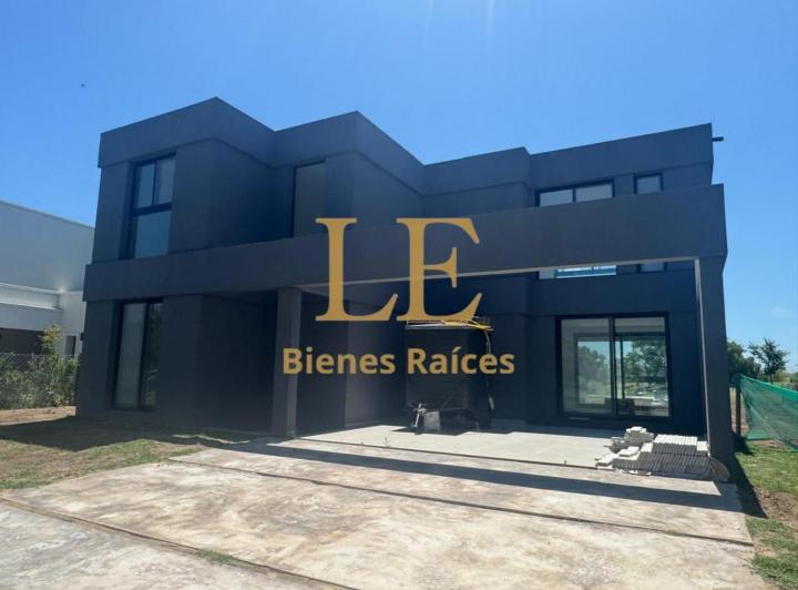 Casa · 250m² · 5 Ambientes · 5 Cocheras