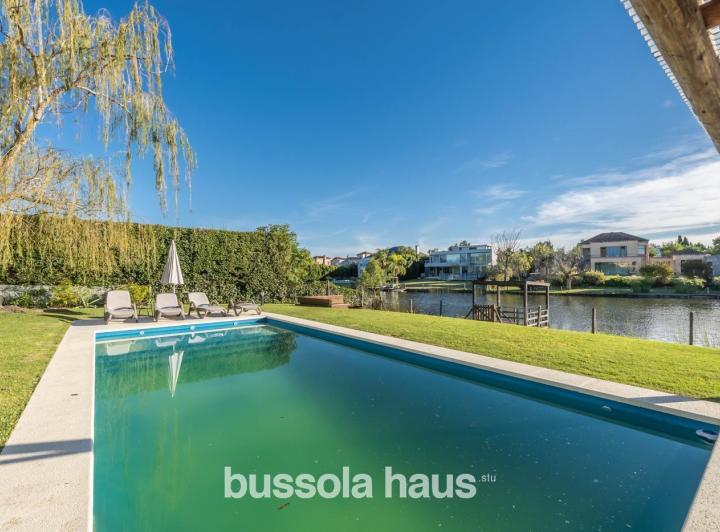 Casa · 440m² · 8 Ambientes · 2 Cocheras
