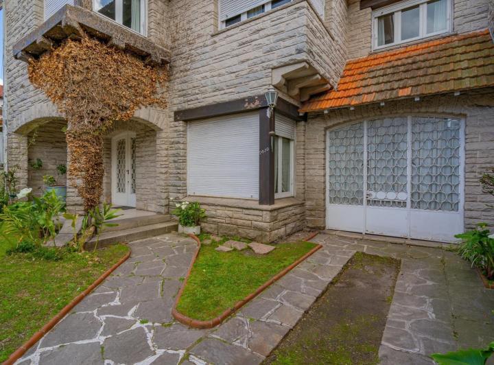 Casa · 233m² · 4 Ambientes · 2 Cocheras