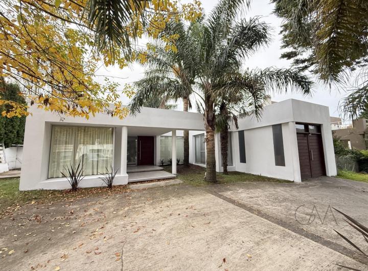 Casa · 200m² · 5 Ambientes