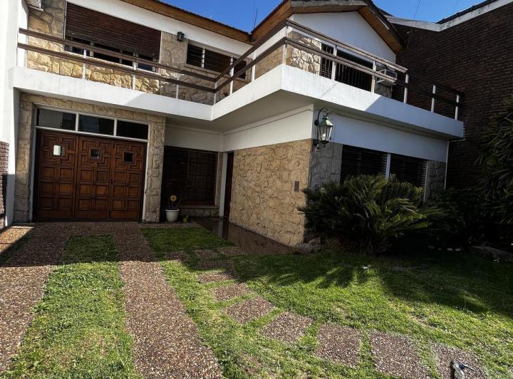 Casa · 250m² · 6 Ambientes · 2 Cocheras