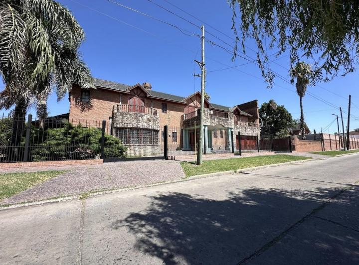 Casa · 336m² · 5 Ambientes · 4 Cocheras