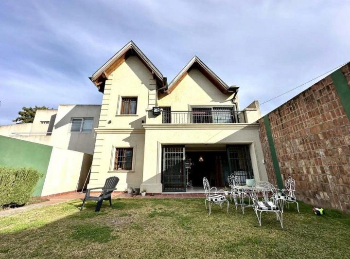 Casa · 290m² · 5 Ambientes · 1 Cochera
