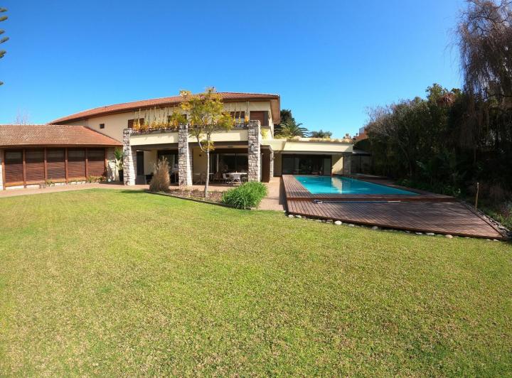 Casa · 889m² · 7 Ambientes · 2 Cocheras