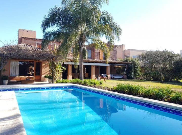 Casa · 364m² · 9 Ambientes · 6 Cocheras