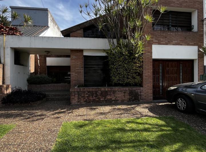 Casa · 205m² · 4 Ambientes · 2 Cocheras