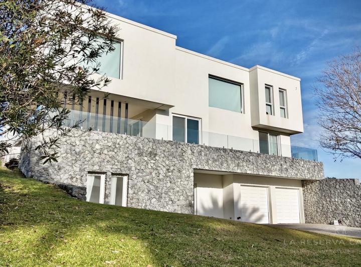 Casa · 768m² · 8 Ambientes · 8 Cocheras