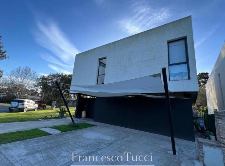 Casa · 191m² · 5 Ambientes · 2 Cocheras