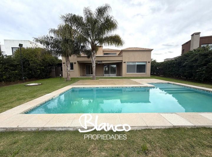 Casa · 210m² · 4 Ambientes · 1 Cochera