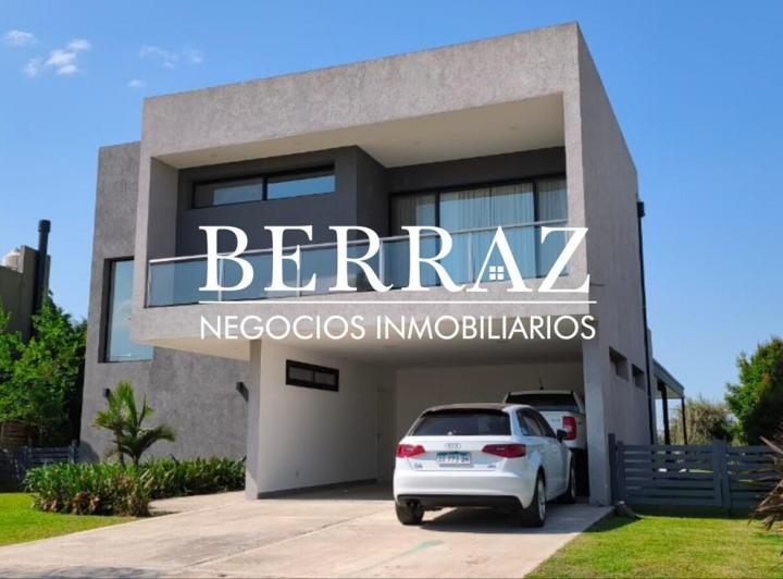 Casa · 240m² · 5 Ambientes · 2 Cocheras