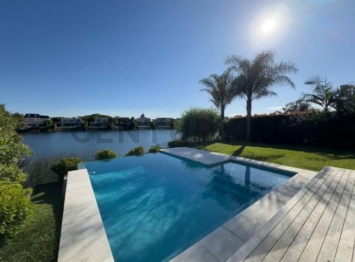 Casa · 350m² · 5 Ambientes · 4 Cocheras