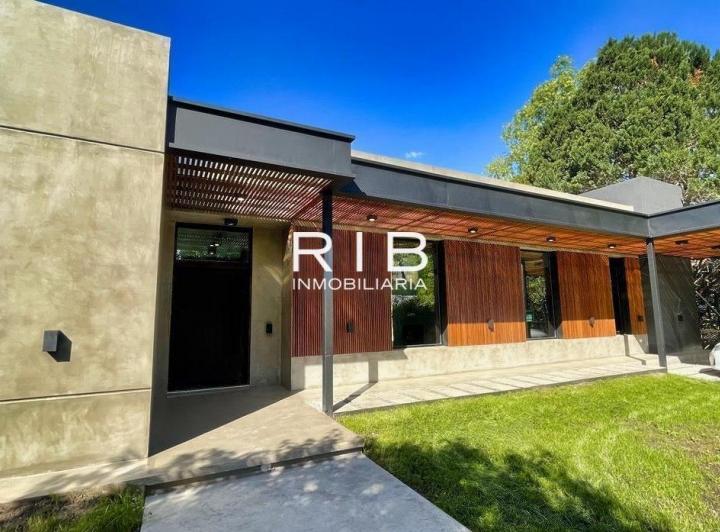 Casa · 238m² · 4 Ambientes · 1 Cochera
