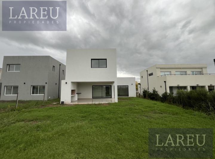 Casa · 177m² · 4 Ambientes · 2 Cocheras