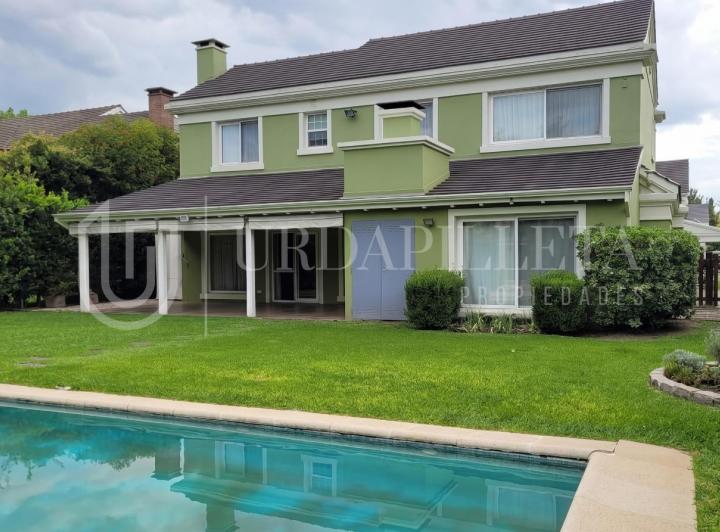 Casa · 275m² · 6 Ambientes · 1 Cochera