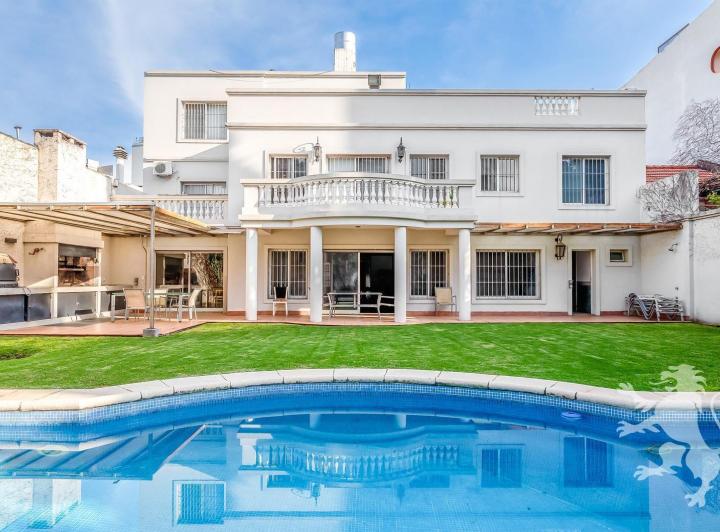 Casa · 694m² · 8 Ambientes · 4 Cocheras