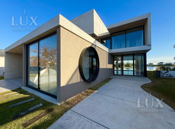 Casa · 1020m² · 7 Ambientes · 4 Cocheras