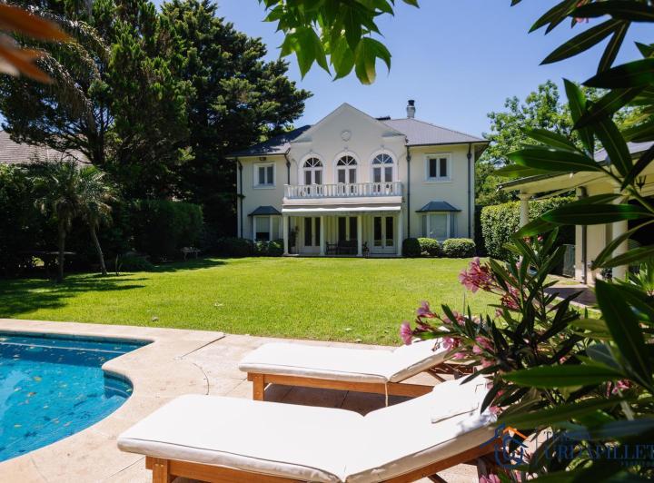 Casa · 405m² · 5 Dormitorios · 1 Cochera