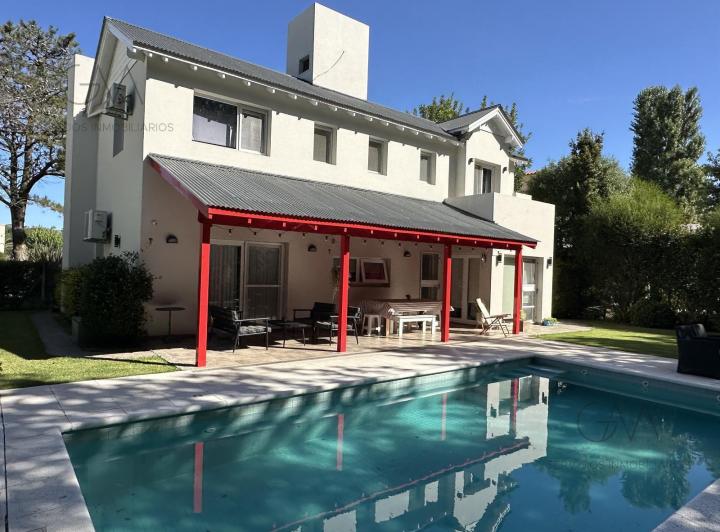 Casa · 215m² · 5 Ambientes · 1 Cochera