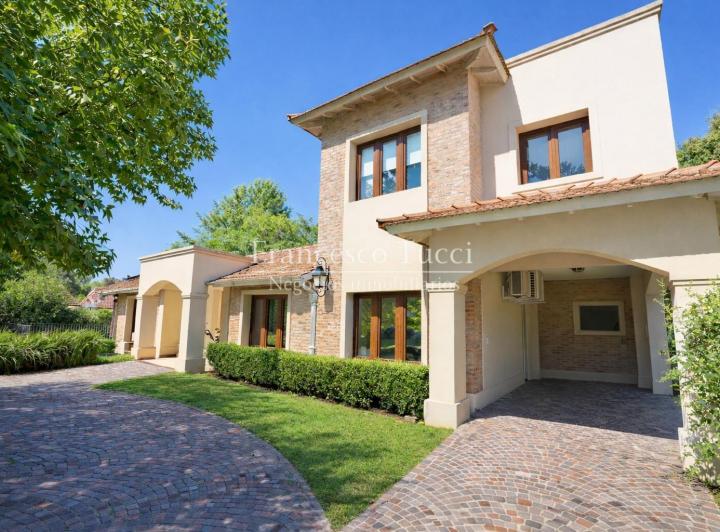 Casa · 331m² · 4 Ambientes · 3 Cocheras