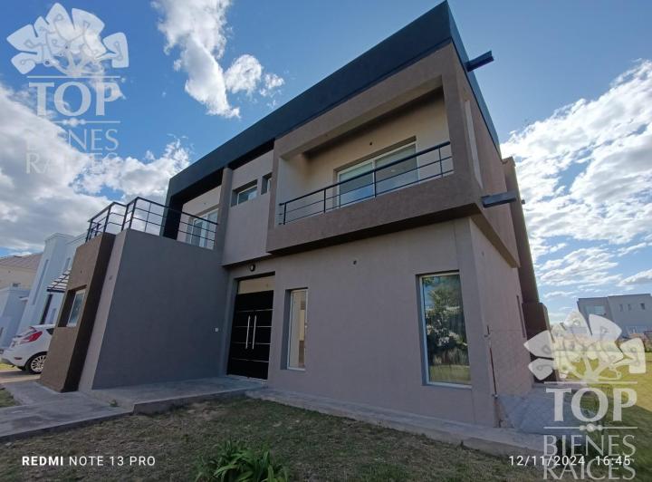 Casa · 238m² · 5 Ambientes · 1 Cochera