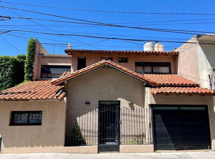 Casa · 180m² · 6 Ambientes · 1 Cochera