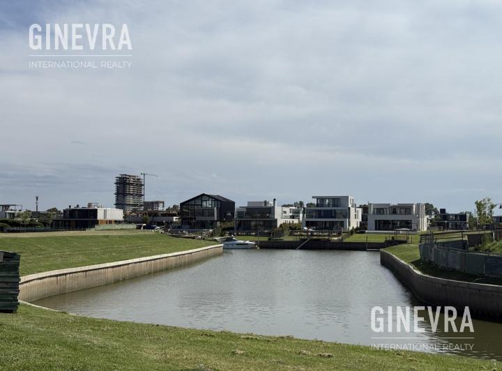 Terreno · 1077m²